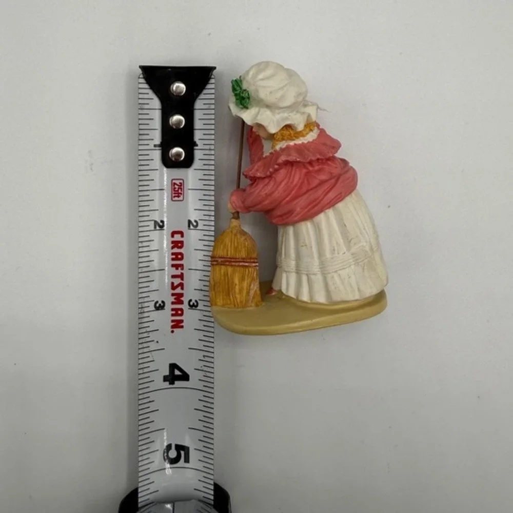 Charming House 1987 Mrs. Higgins‎ Ceramic Figurine Sweeping Broom Holiday Decor